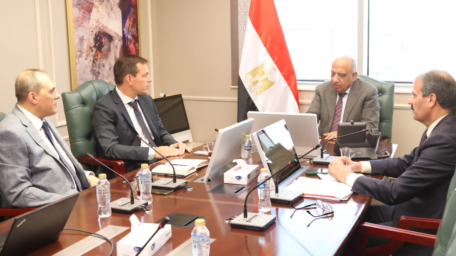 الكهرباء تبحث مع شنايدر إليكتريك تحسين كفاءة الطاقة فى 25 مصنعاً بمصر